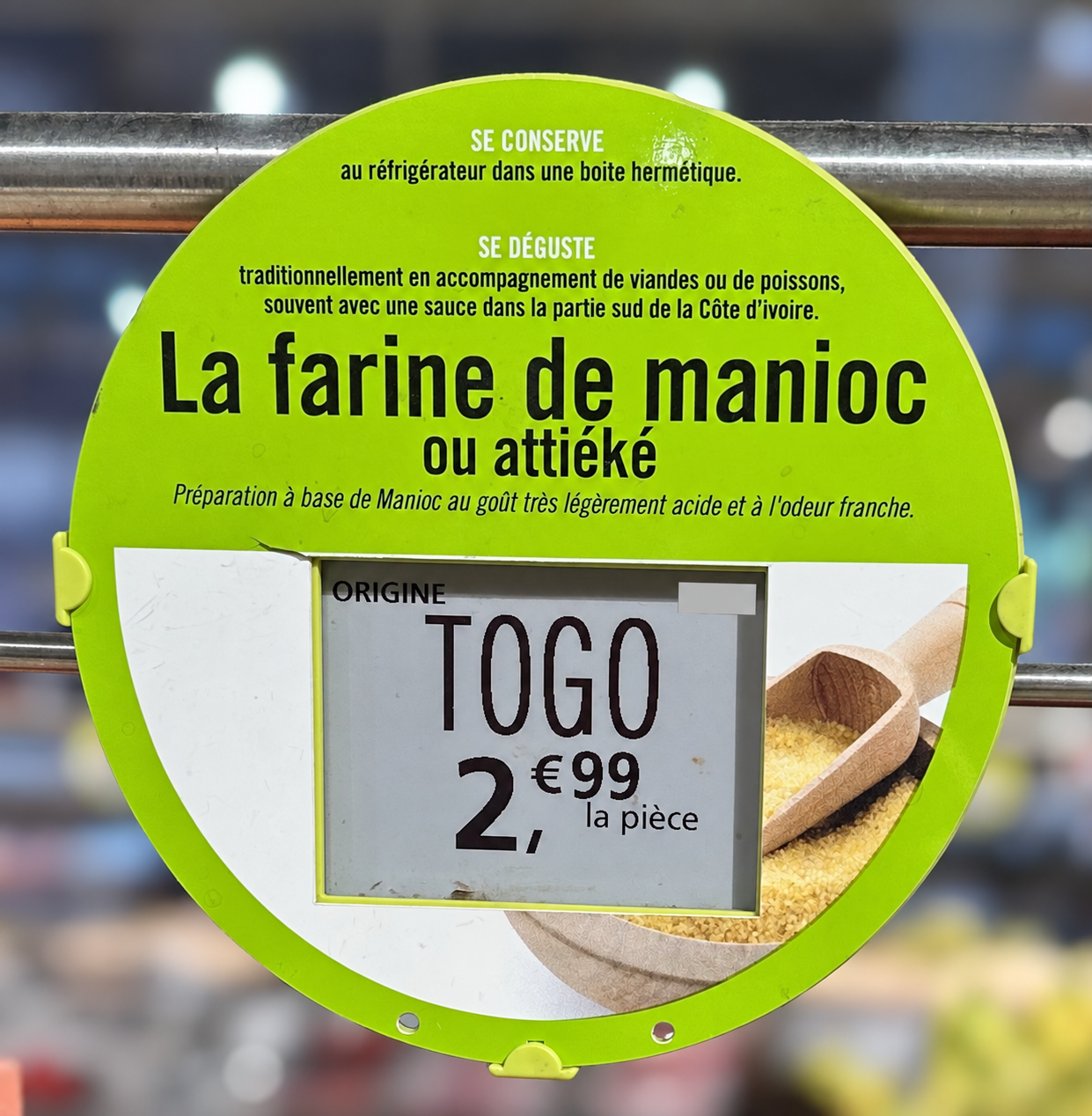 Photographie dérivée anonymisée d’un rayon présentant un produit d’attiéké préemballé dans un commerce formel en France.