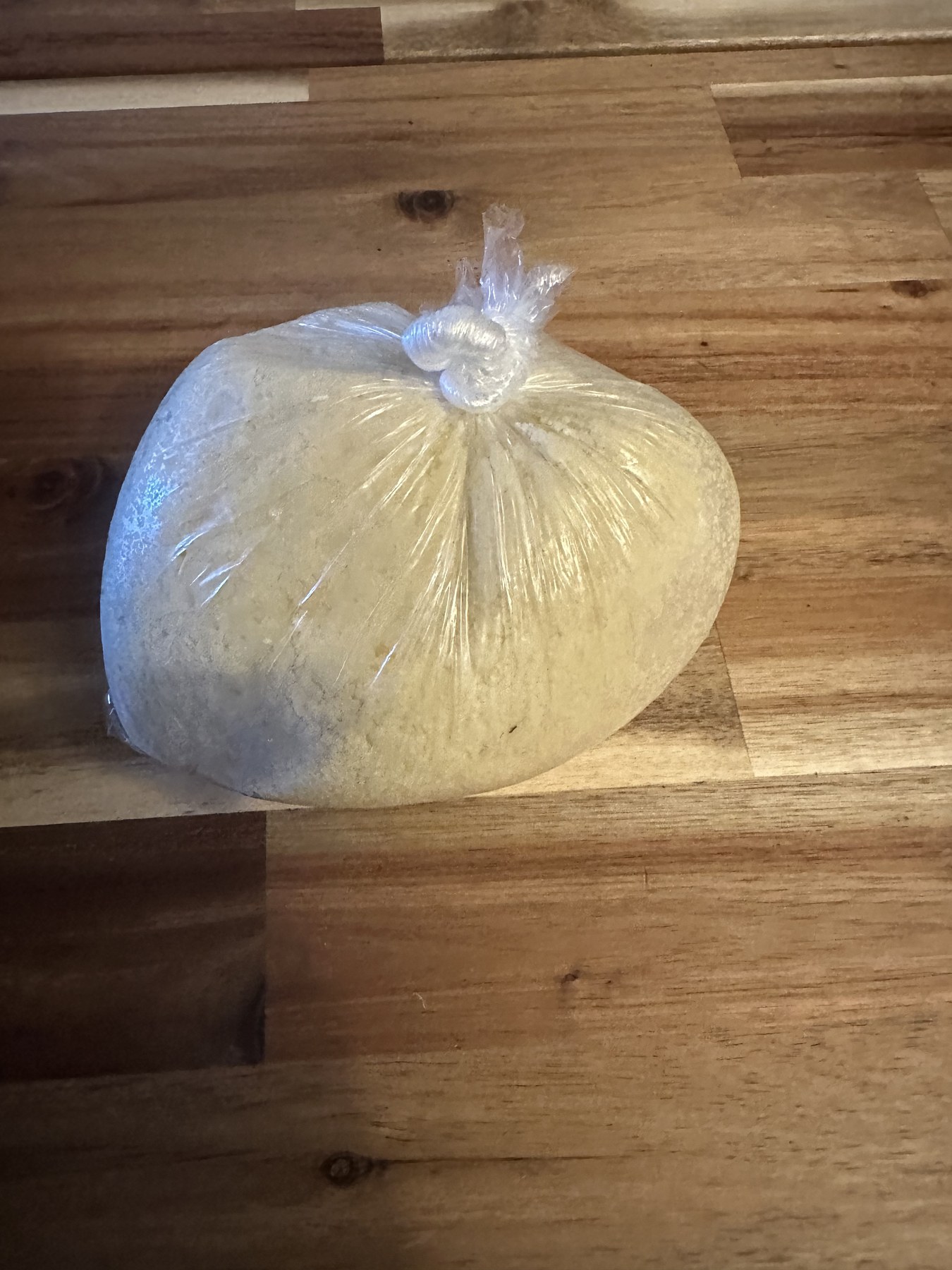 Boule d’attiéké dans un sachet transparent sans étiquette visible.