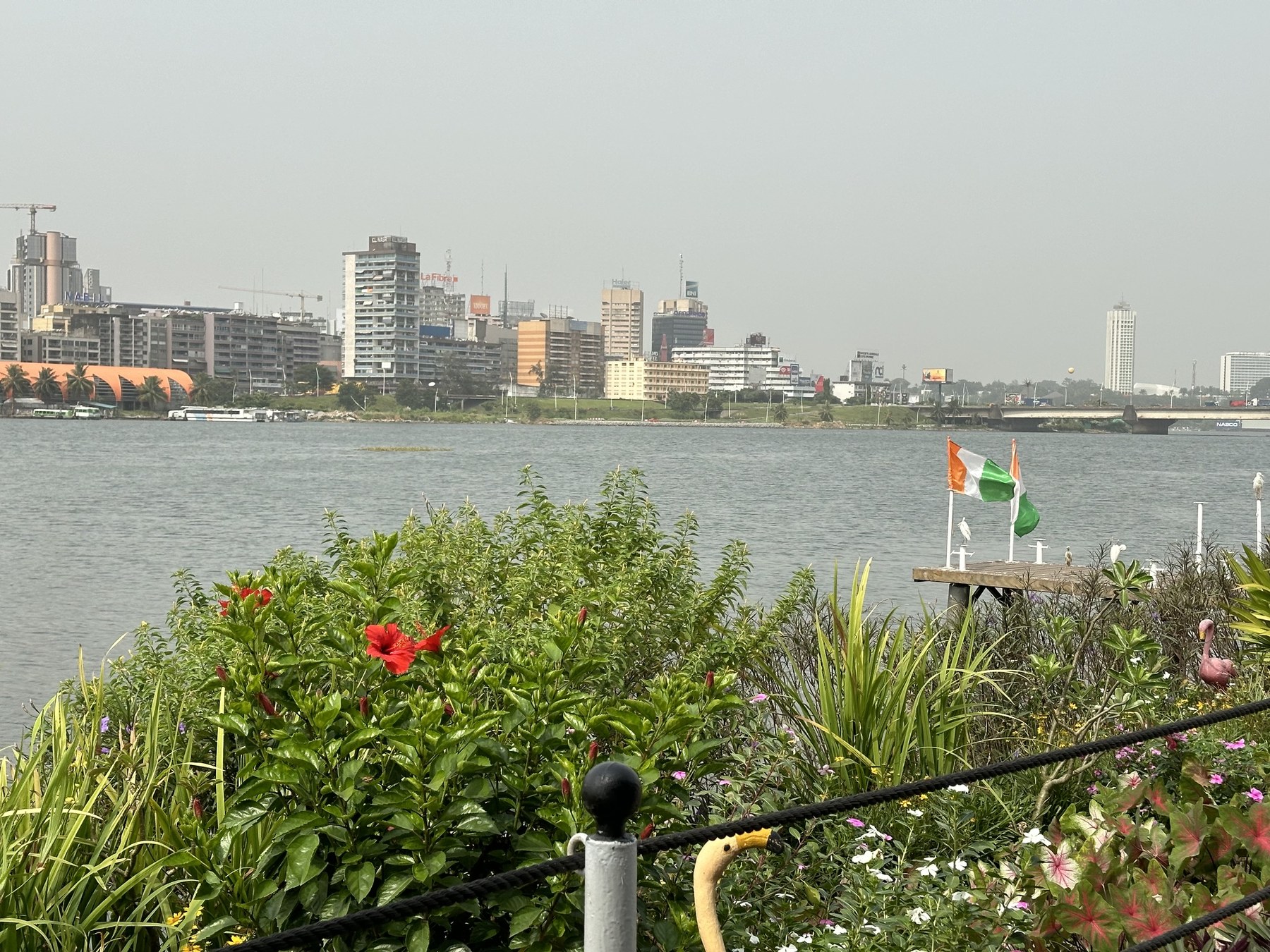 Lagune et horizon urbain à Abidjan, Côte d’Ivoire.